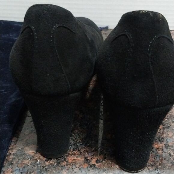 Taryn Rose Black Suade Heels..EUC...SIZE 8 1/2. - Picture 3 of 8